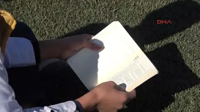 Batman'da 2 Bin Kişi Futbol Sahasında Ellerinde Kitapla 'Oku' Figürü Oluşturdu Batman'da 2 Bin Kişi Futbol Sahasında Ellerinde Kitapla 'Oku' Figürü Oluşturdu