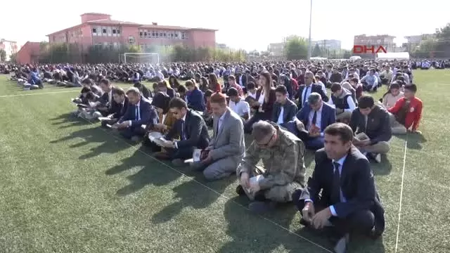 Batman'da 2 Bin Kişi Futbol Sahasında Ellerinde Kitapla 'Oku' Figürü Oluşturdu Batman'da 2 Bin Kişi Futbol Sahasında Ellerinde Kitapla 'Oku' Figürü Oluşturdu