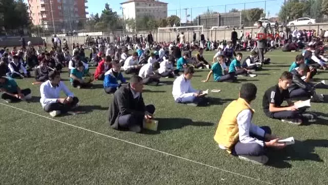 Batman'da 2 Bin Kişi Futbol Sahasında Ellerinde Kitapla 'Oku' Figürü Oluşturdu Batman'da 2 Bin Kişi Futbol Sahasında Ellerinde Kitapla 'Oku' Figürü Oluşturdu
