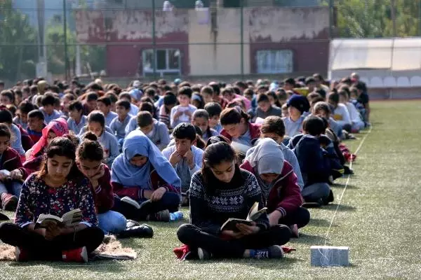 Batman'da Futbol Sahasında 2 Bin Öğrenciyle 'Oku' Yazdılar Batman'da Futbol Sahasında 2 Bin Öğrenciyle 'Oku' Yazdılar