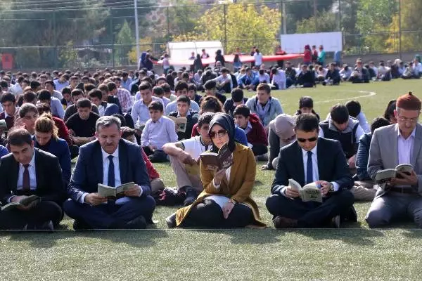 Batman'da Futbol Sahasında 2 Bin Öğrenciyle 'Oku' Yazdılar Batman'da Futbol Sahasında 2 Bin Öğrenciyle 'Oku' Yazdılar