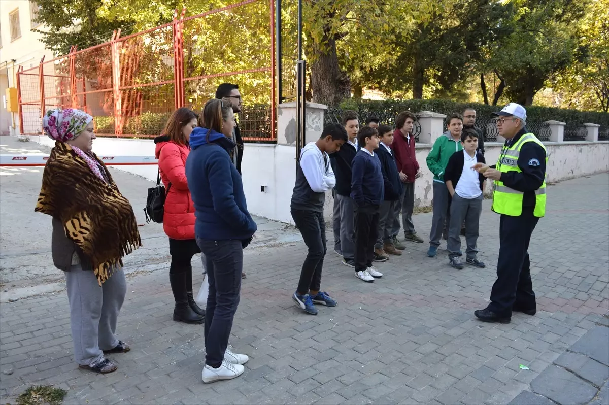 Gönüllülere 'Okul Geçit Görevlisi' Eğitimi