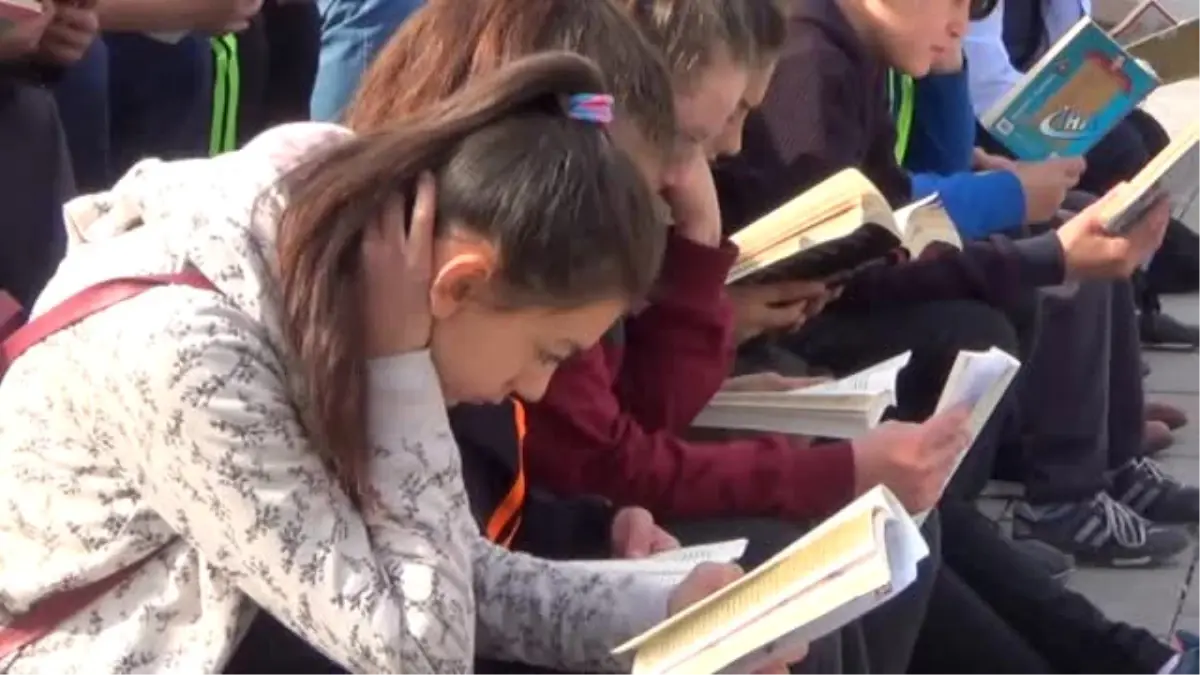 Öğrenciler Meydanda Kitap Okudu
