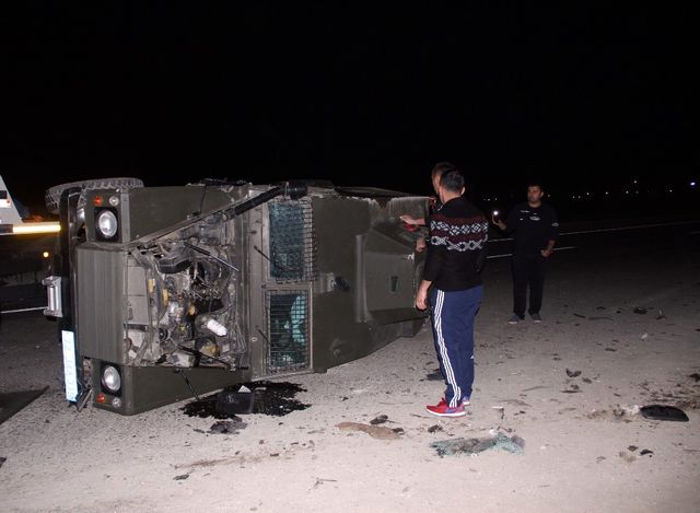 Askerî araç ile otomobil çarpıştı: 3’ü asker 5 yaralı