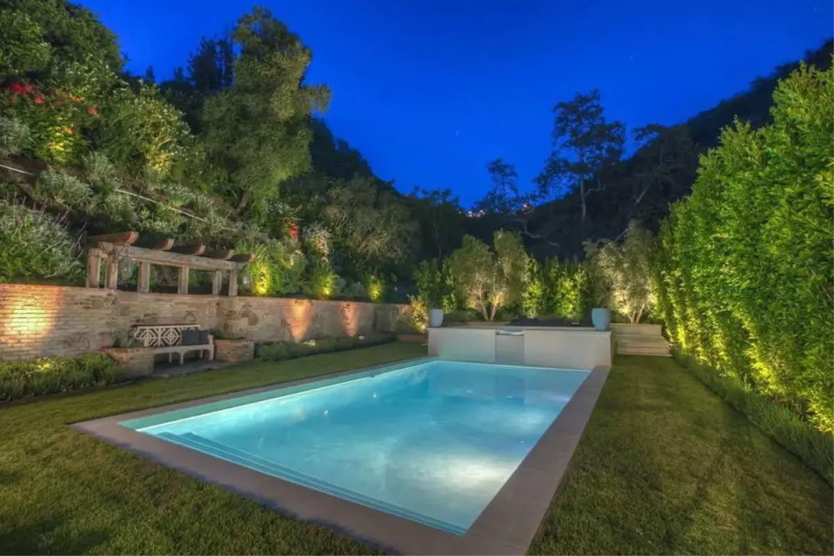 Bel Air'de Bir Cennet: Reese Witherspoon'nun Muhteşem Malikanesi!