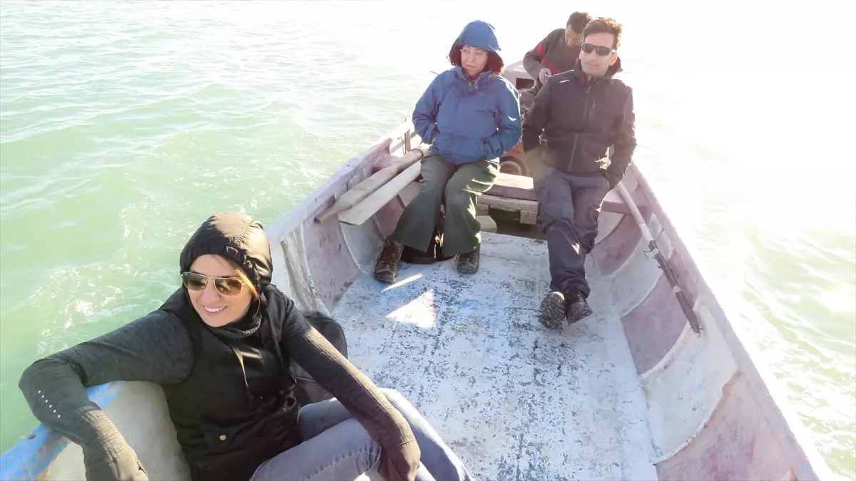 Beyşehir'de Kadın Balıkçılara Can Yeleği ve Yağmurluk