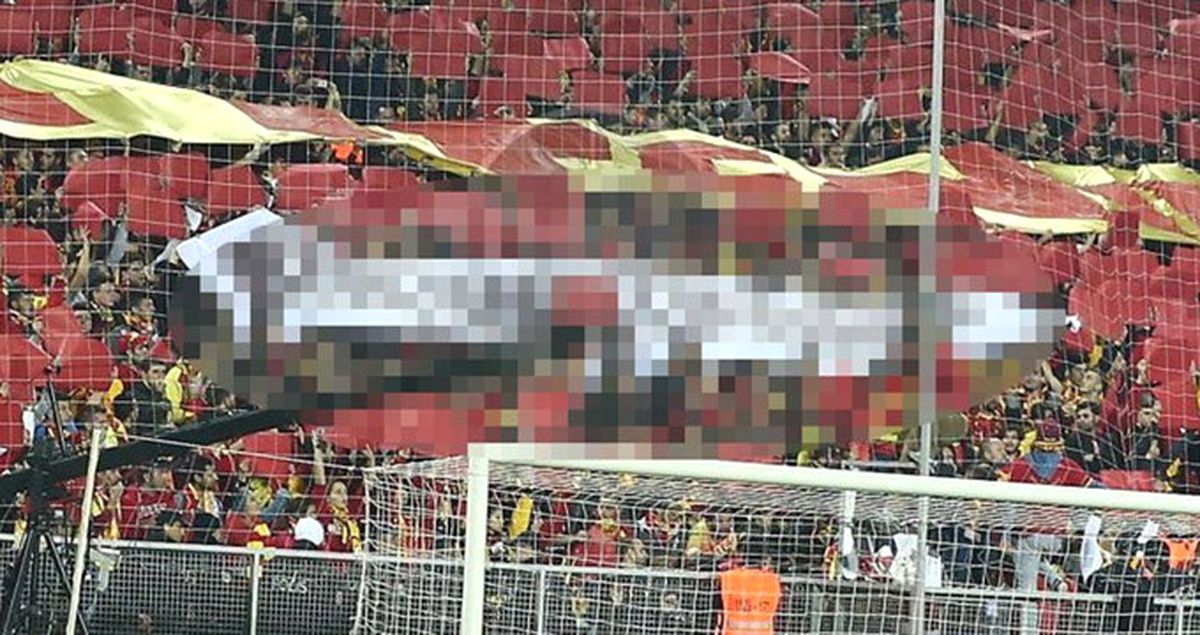 Göztepeli Taraftarlar, Beşiktaş Maçında Küfürlü Pankart Açtı