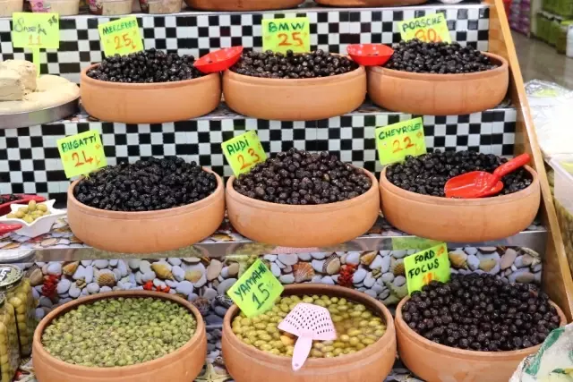 Sattığı Zeytinlere Ünlü Sanatçıların Adını Verdi Sattığı Zeytinlere Ünlü Sanatçıların Adını Verdi