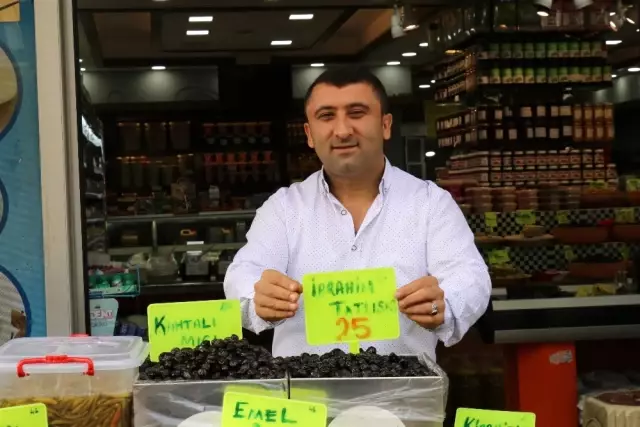 Sattığı Zeytinlere Ünlü Sanatçıların Adını Verdi Sattığı Zeytinlere Ünlü Sanatçıların Adını Verdi