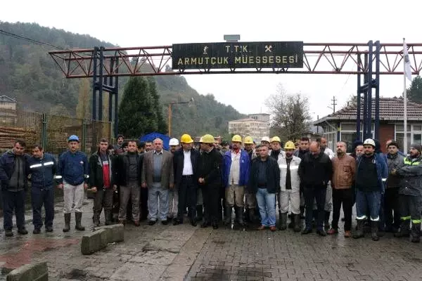 Zonguldak'ta Maden İşçileri Ocaktan Çıkmama Eylemi Başlattı (3) Zonguldak'ta Maden İşçileri Ocaktan Çıkmama Eylemi Başlattı (3)