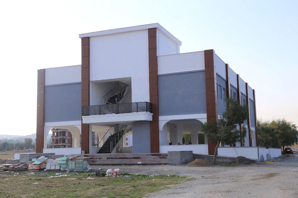 Burhaniye'de Cumhuriyet Mahallesinde Pazar Yeri ve Düğün Salonu Tamam