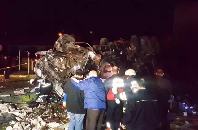 Freni patlayan tanker otomobilleri biçti: 2 ölü, 4 yaralı ile ilgili görsel sonucu