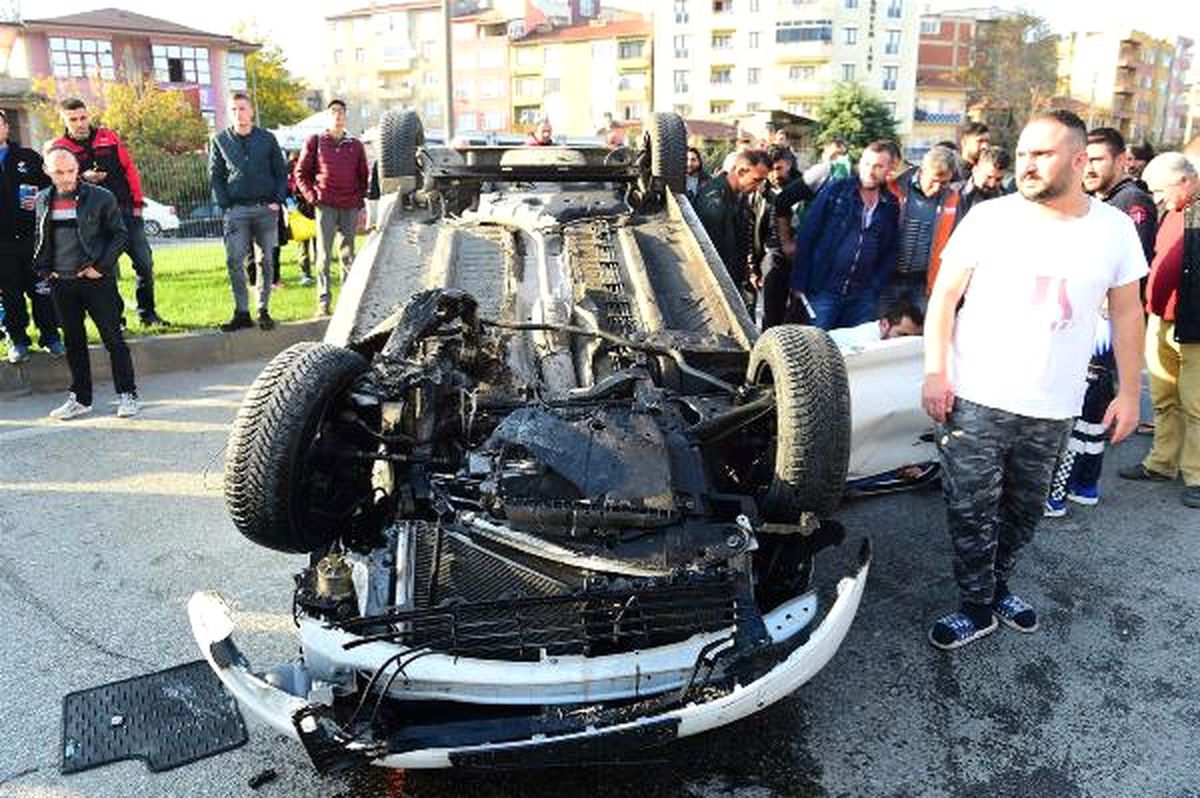Orhangazi'de İki Otomobil Çarpıştı: 3 Yaralı