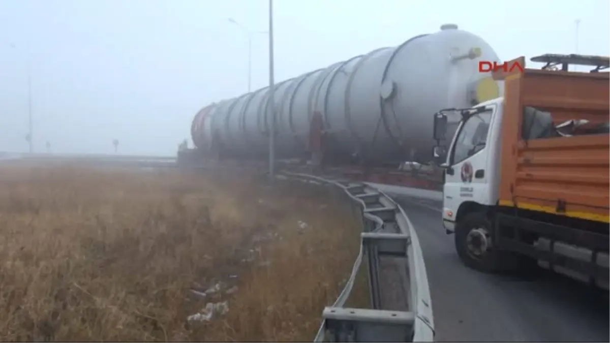 Sivas 42 Metrelik Tır Kavşağa Sıkıştı