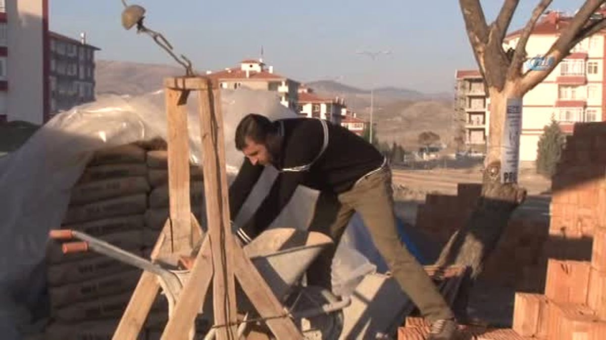 Öğretmenim Hiç Olmadı'...okuma Yazma Bilmeyen İnşaat İşçisi 30 Tane Şarkı Besteledi