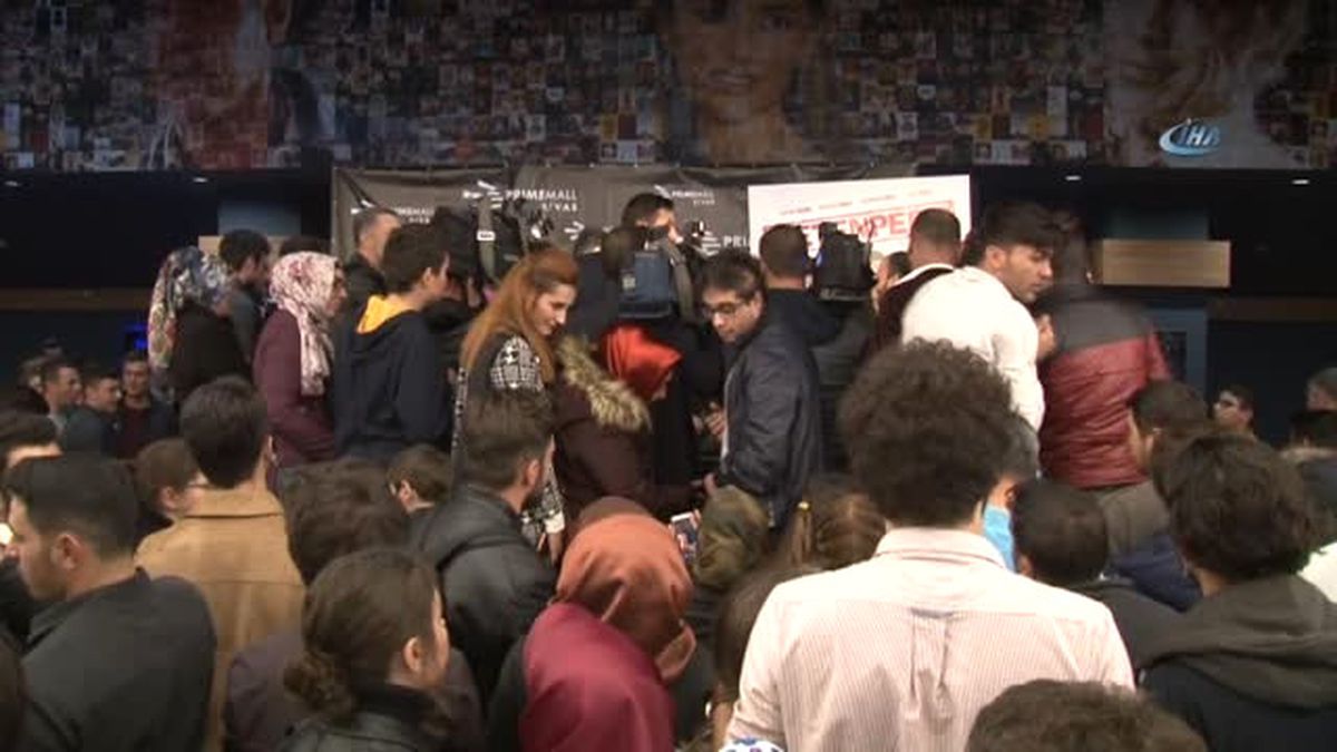 Şafak Sezer Hayranlarıyla Buluştu
