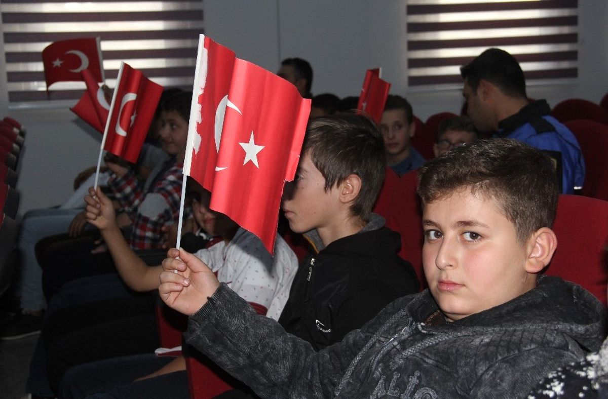 Suriyeli Çocuklardan Emniyet Müdürüne 'Adana Köprü Başı' Türküsü Sürprizi