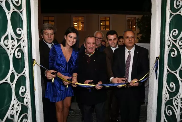 18. İzmir Kısa Film Festivaline Renkli Açılış 18. İzmir Kısa Film Festivaline Renkli Açılış