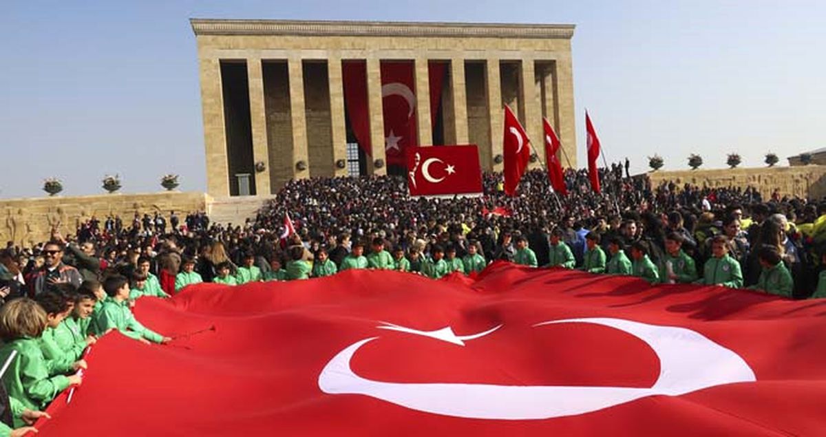 Anıtkabir'de İnsan Seli! Vatandaşlar Bayraklarını Alıp Ata'nın Huzuruna Geldi