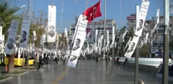 Atatürk'ün Anısına Meydana 3000 Kitap Ayracı Astılar