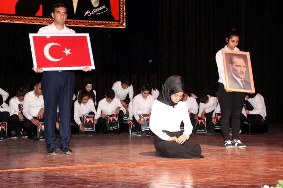 Batman'da Atatürk İçin Kürtçe Ağıt Yakan Liseli Kız, Büyük Alkış Aldı