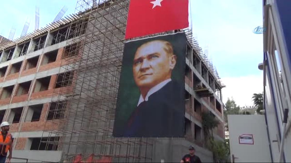 İnşaat İşçileri Mustafa Kemal Atatürk'ü Saygıyla Andı