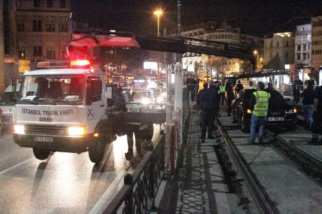 Kadıköy'de Kontrolden Çıkan Otomobil Tramvay Yoluna Girdi, Seferler Aksadı