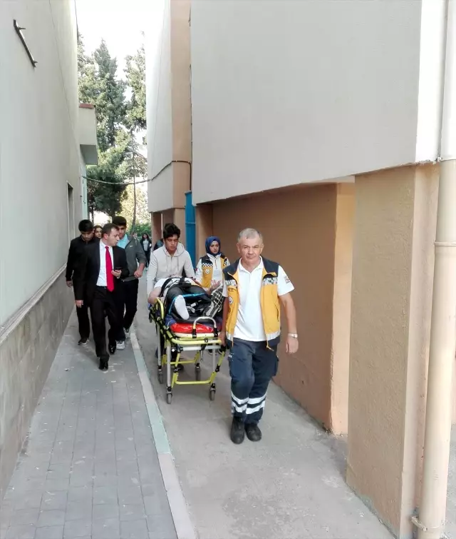 Kocaeli'de Çatıdan Düşen Lise Öğrencisi Yaralandı