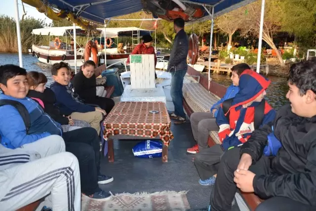 Öğrenciler Tekne Turu Yaparak Okula Ulaşıyor