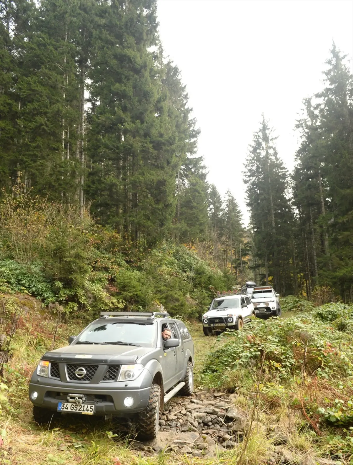 Karadeniz'de Zor Yolları Aşıp Doğayı Keşfediyorlar