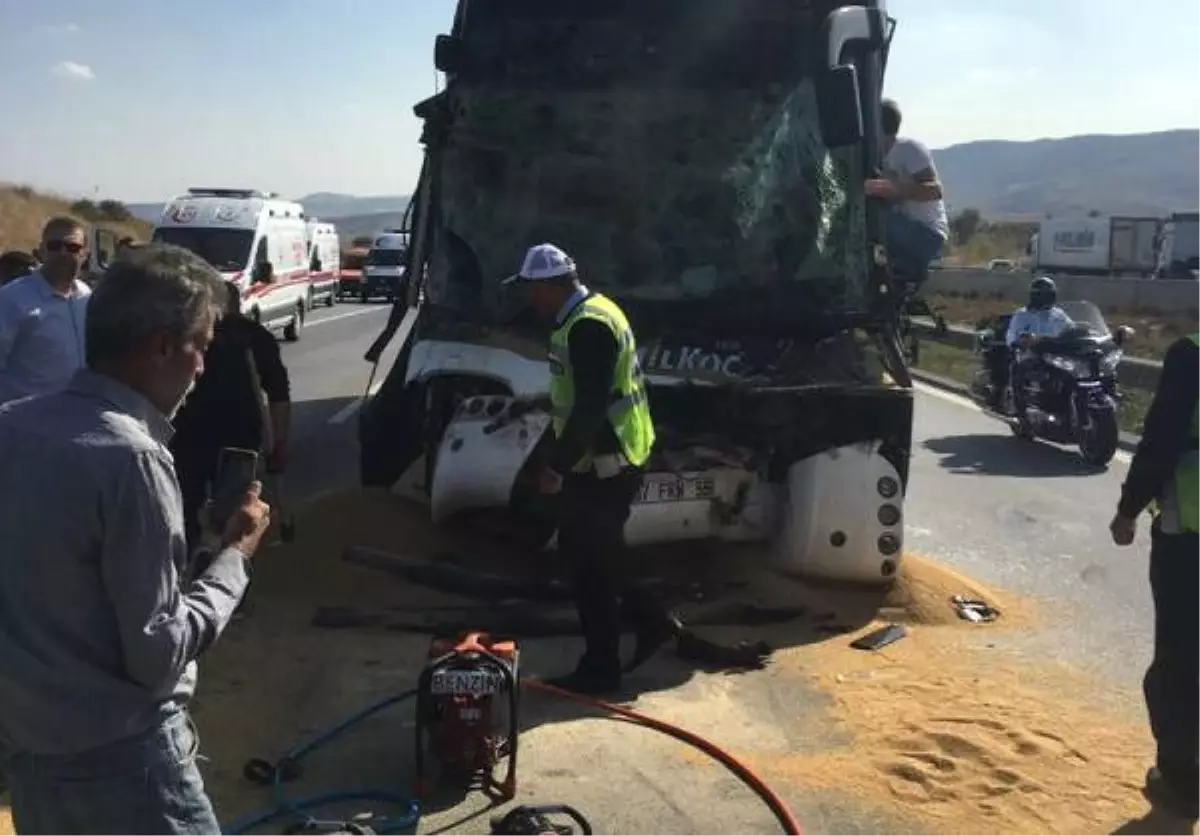 Mersin'de Yolcu Otobüsü Tır'a Çarptı: 1 Ölü, 9 Yaralı