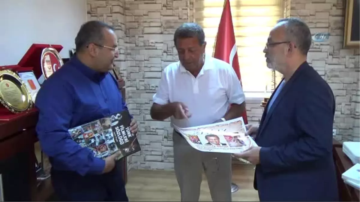 Oktay Gürsel, 'Kilink' Kıyafetini Adana Sinema Müzesine Bağışladı