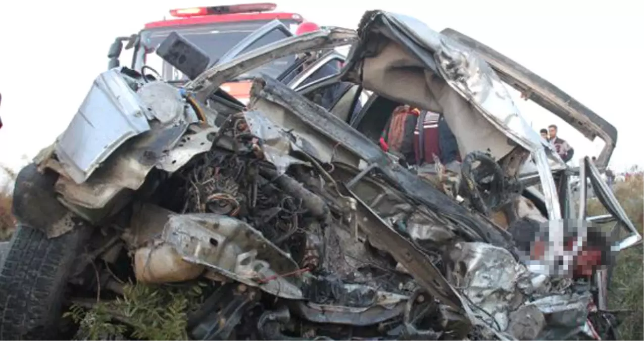 Şanlıurfa'da İşçileri Taşıyan Minibüs ile Otomobil Kafa Kafaya Çarpıştı: 3 Ölü, 17 Yaralı
