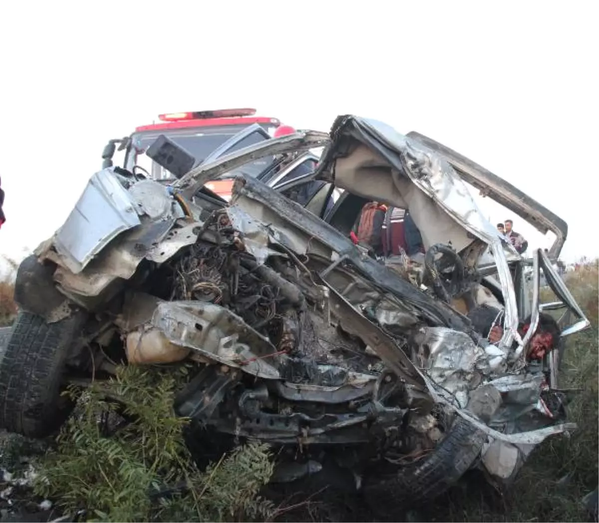 Şanlıurfa'da Sera İşçilerini Taşıyan Minibüs ile Otomobil Çarpıştı: 2 Ölü, 18 Yaralı