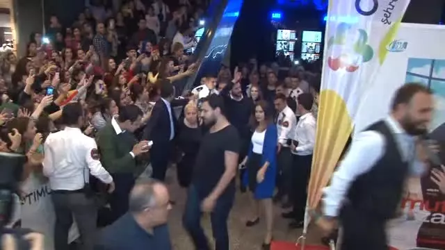 Elçin Sangu ve Barış Arduç, Adana ve Kahramanmaraş'ta Hayranlarıyla Buluşt Elçin Sangu ve Barış Arduç, Adana ve Kahramanmaraş'ta Hayranlarıyla Buluşt