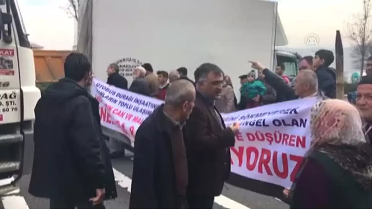 Otobüs Durağı İsteyen Mahalle Halkı Yolu Kapattı