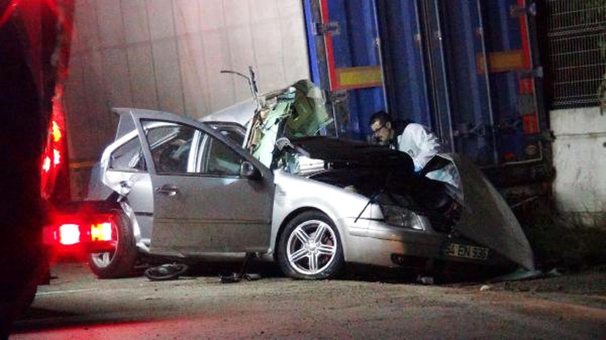 Otomobil, Park Halindeki Tır'a Çarptı: 1 Ölü, 1 Yaralı
