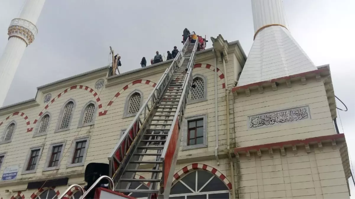 Tadilat İçin Çıktığı Kubbeden Caminin Çatısına Düştü