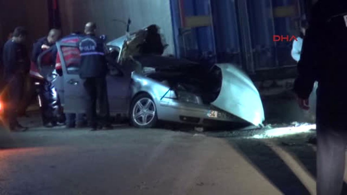 Sakarya - Otomobil, Park Halindeki Tır'a Çarptı 1 Ölü, 1 Yaralı