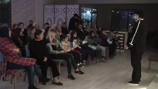 Seyirci Gelmeyince 'Evde Tiyatro'Ya Başladı Seyirci Gelmeyince 'Evde Tiyatro'Ya Başladı