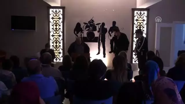 Seyirci Gelmeyince 'Evde Tiyatro'Ya Başladı Seyirci Gelmeyince 'Evde Tiyatro'Ya Başladı