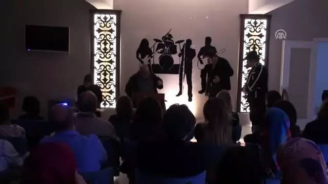 Seyirci Gelmeyince 'Evde Tiyatro'Ya Başladı Seyirci Gelmeyince 'Evde Tiyatro'Ya Başladı