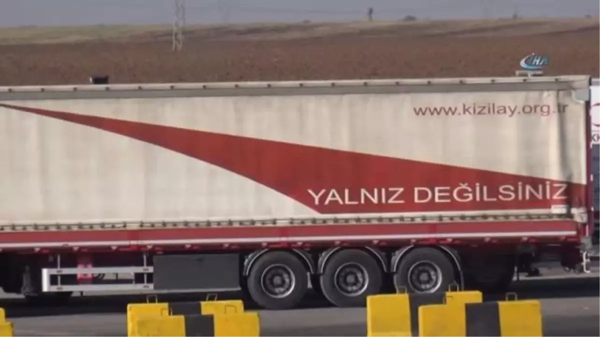 Türkiye'den Irak'a Yardım Tırları Geçmeye Başladı