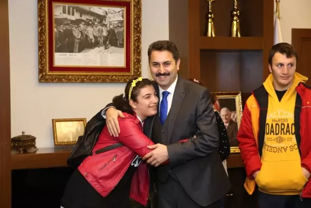 Başkan Eroğlu, Engelli Öğrencileri Makamında Konuk Etti
