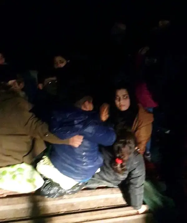 Çanakkale'de Kamyon Kasasında 40 Kaçak Yakalandı