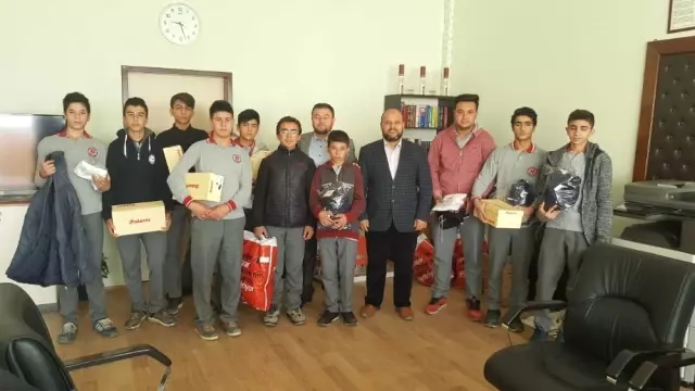 Hayırseverler 36 Lise Öğrencisini Giydirdi