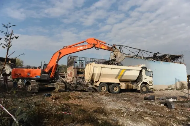 İnek Sayesinde Kocası Ölümden Kurtulan Kadın, Sanayicilere Tepki Gösterdi İnek Sayesinde Kocası Ölümden Kurtulan Kadın, Sanayicilere Tepki Gösterdi