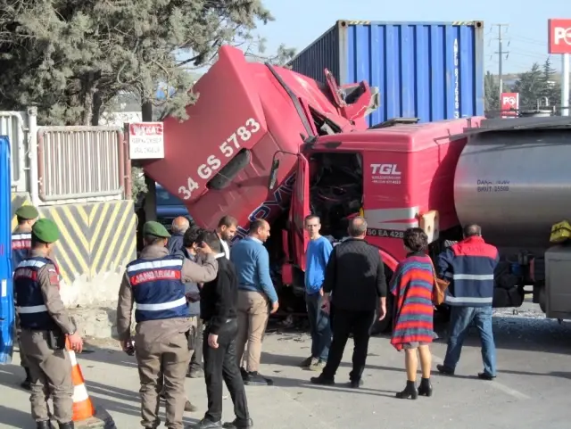 Tır ile Tanker Kafa Kafaya Çarpıştı: 2 Yaralı