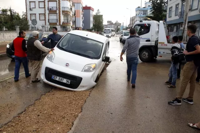 Yol Çöktü: 2 Araç Mahsur Kaldı