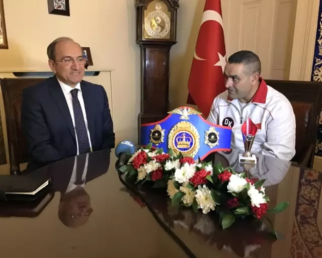 Altın Kemeri Kazanan Türk Boksörden Türkiye'nin Londra Büyükelçisine Ziyaret